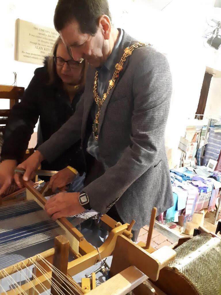 The mayor of #Abingdon trying his hand at weaving at courtesy of Liz Mitchell, a member of the Oxford Guild of Weavers, Spinners and Dyers. #HaveAGoCrafts

#ATCF19 continues for next two days - get tickets here: bit.ly/AbingdonTradCr…