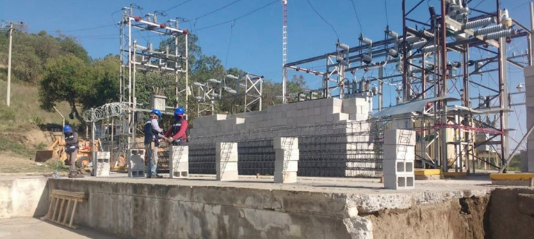 GrupoROMAVE's tweet photo. @GrupoROMAVE  realiza la construcción de la barda perimetral para la subestación de #CFE S.E. Serdán en el estado de Puebla esta barda tiene unas dimensiones de 3.5 m de altura y un perímetro de 112 m.
#caterpillar #cemex #puebla
https://t.co/l3JxYuBQvq https://t.co/biHwbgXPyl