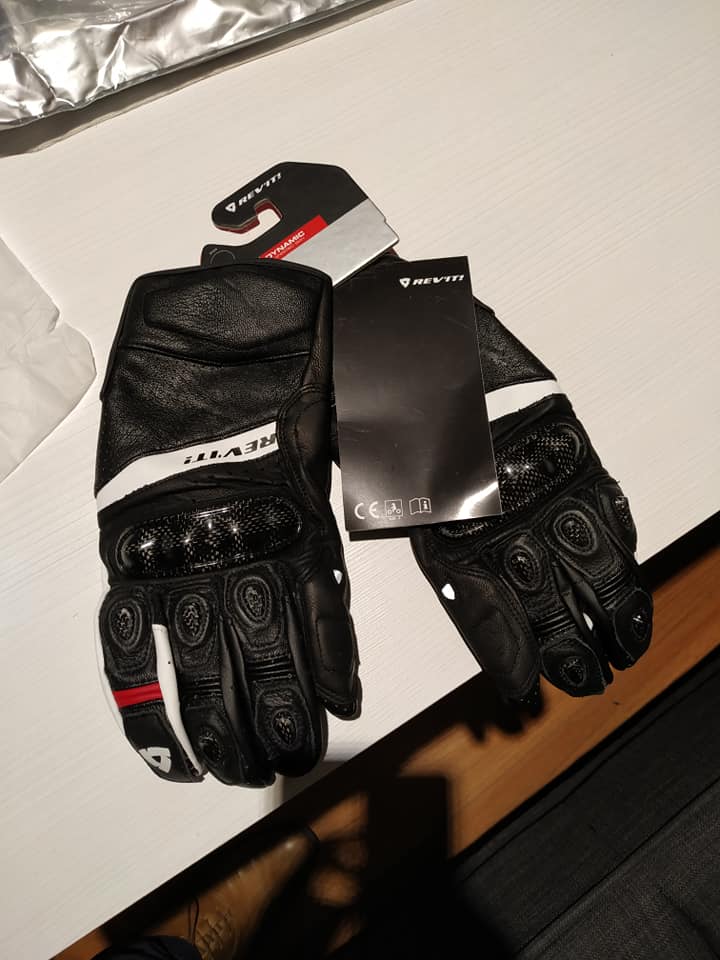 AccesoriosLdb's tweet photo. #BuenViernes a Todos! y se cierra la semana y sacamos a relucir estos Supremos Guantes Revit cuero pista!....Ofertazo!!!! $4.200! son tuyos! Visitanos!

Web: https://t.co/SVsQiFfVf0
ML: accesoriosldb46 / Instagram / Facebook

Buenas Rutas! https://t.co/I0YKRqqHz5