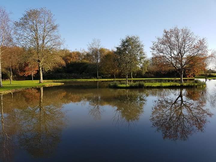 yarlingtonbarn's tweet photo. What a beautiful Autumn Day - makes your heart sing! #autumn #wedding #lake https://t.co/fS3wvNSXwt