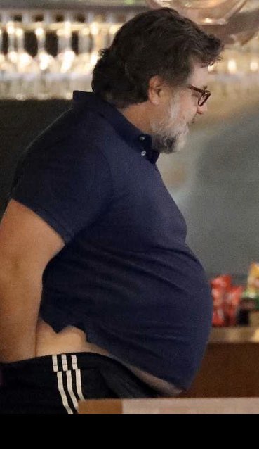 bocc1_'s tweet image. #RussellCrowe looks #unrecognizable at an airport in Sydney Australia. No need to worry though. His #publicist says his appearance is for a new role. A coffee roll. #FridayMotivation  #Trending #Gladiator #TMZ #Amazing #holycrap