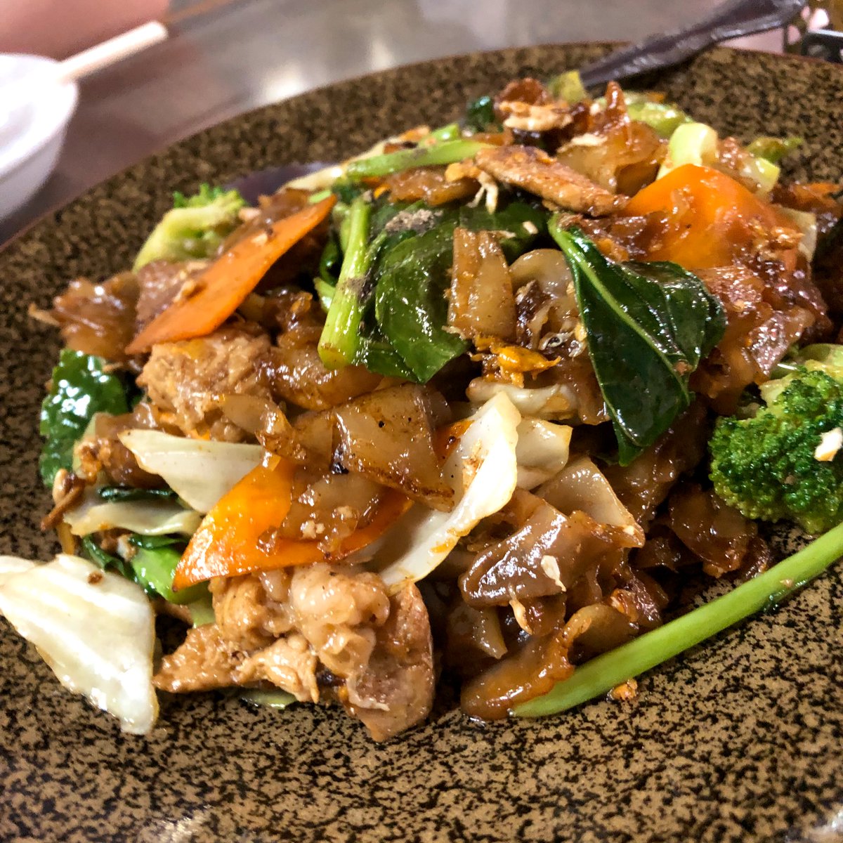 ট ইট র 孤独のグルメ情報 非公式アカウント パッ シーユー 1 180円 は ゴローさんが締めで食べた麺で作った タイ風の焼きそばです バター醤油のモチモチ麺が香ばしく 日本人みんなが好きな味と思います ちなみに豚の皮は 一袋500円でレジ脇で売っ