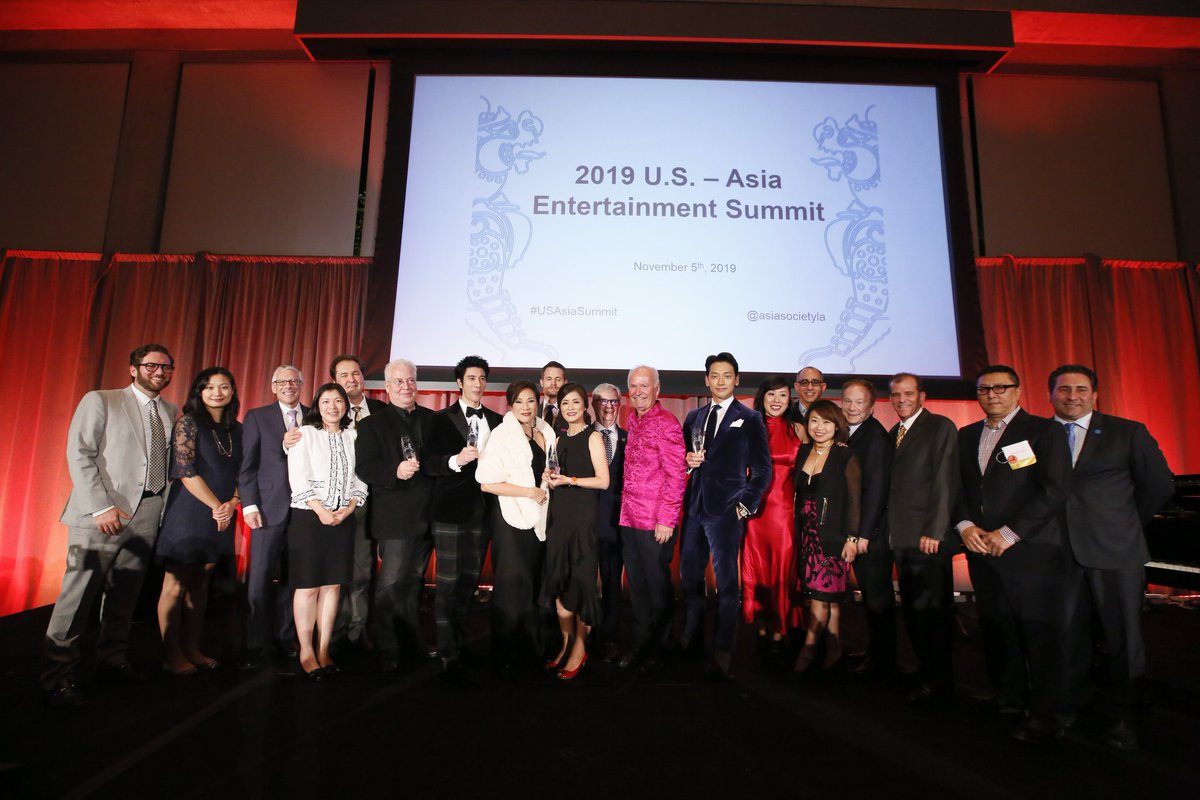 BiBR__'s tweet photo. [#PIC] ㅡ #RAIN(#비) com os premiados durante o U.S.-Asia Entertainment Summit &amp; Game Changer Awards no dia 5 de novembro.

©Asia Society https://t.co/p6SNvTxd2d