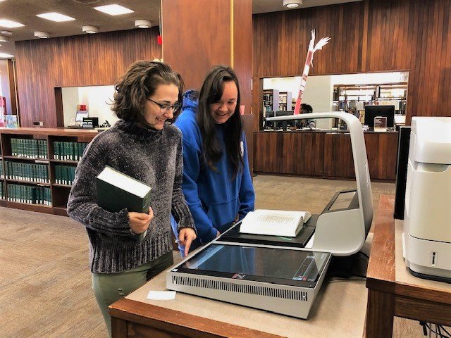 UofSC_TCoop's tweet image. Notice anything different at #TCoop? 👀 We’re testing out a new overhead scanner! Scan books or documents and send them to your email or save them on a USB. If you couldn&apos;t tell, our library ambassadors are pretty excited about it.

#TCoopTips #yourtcoop #uofsc