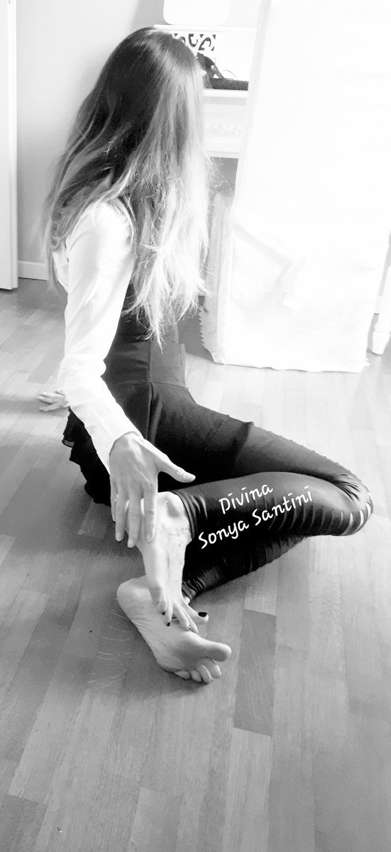 sonya54605342's tweet photo. I miei Divini #piedi,vengono viziati,coccolati e ammirati!
Scrivimi in pv,per avere delle mie foto. @rt_feet
#Italian #omaggi #femdom #finaldomination #findom
@BurattinoP #cashmeet #feetfood #calzearete #findomitalia #cashslave #Cash @find0m #paypics https://t.co/o5v5TpsFYJ