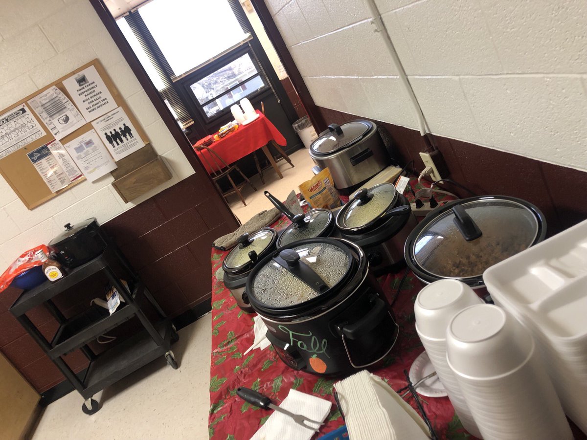 CochrankKim's tweet photo. Looking forward to our Friday Faculty Feast on this cold November day. I wish I could tweet the mouth-watering aroma, too! #onewillow #teacherslovetoeat https://t.co/aGNzxCyhFp