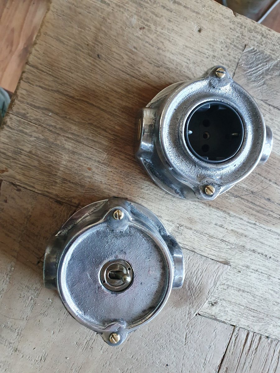 Ook als iets kappot gaat kijk ik of het plastic vrij kan. Nieuwe stopcontacten nieuwe lichtschakelaars. #toaplasticfreeworld.