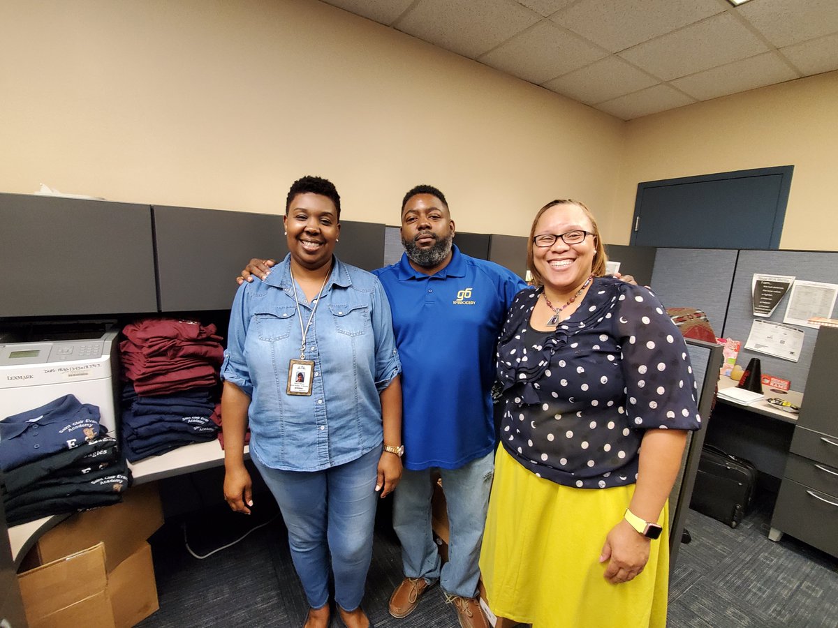 DCPSgraduate's tweet image. The Families in Transition program is extremely grateful to @COCInitiative for the generous donation of uniform shirts for students at two of our Northside schools. Partnership matters, and we cannot do this work without dedicated community partners. @DuvalSchools #FIT