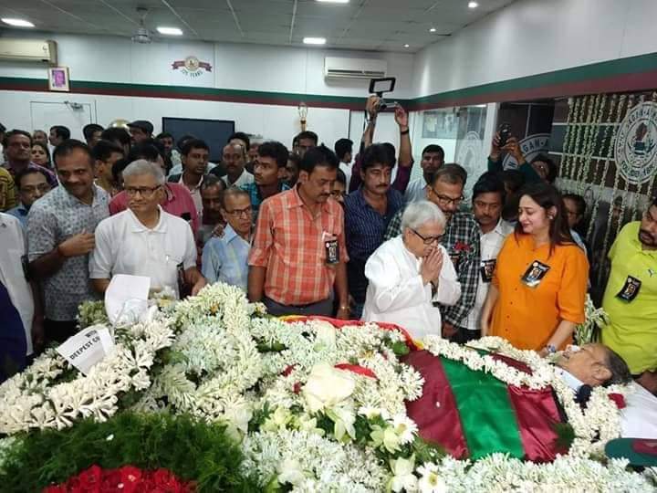 Comrade_Arindam's tweet image. Left Front Chairman Biman Bose pays homage to the body of former #Mohanbagan secretary Anjan Mitra.
