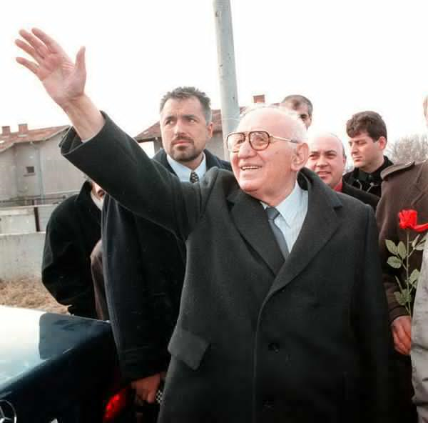 NeliSalo's tweet photo. @EPP @EPPGroup @Europarl_EN @freedomhouse (1)#FallBerlinWall Todor Zhivkov, the Communist dictator, leader of People's Republic of #Bulgaria (1956-1989) as SG of 🇧🇬Communist Party. Boyko #Borissov, ex member of 🇧🇬Communist Party, personal guard of the communist dictator. Borissov #gerb is PM of Bulgaria, @EPP @EPPGroup https://t.co/K2VRW1U2Ib