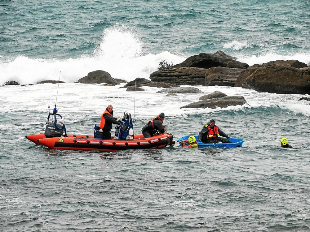 SauveteursenMer's tweet photo. #SAUVETAGE 🆘 Les #SauveteursenMer #SNSM d'Argenton - Prospoder ont porté #secours à un pêcheur à la ligne en difficulté à cause de la #marée 🚨 En cuissardes & sans gilet de sauvetage, il pensait pouvoir regagner la côte à marée basse 🌊 https://t.co/bLel8g2rOi https://t.co/RmQKvtnAZk