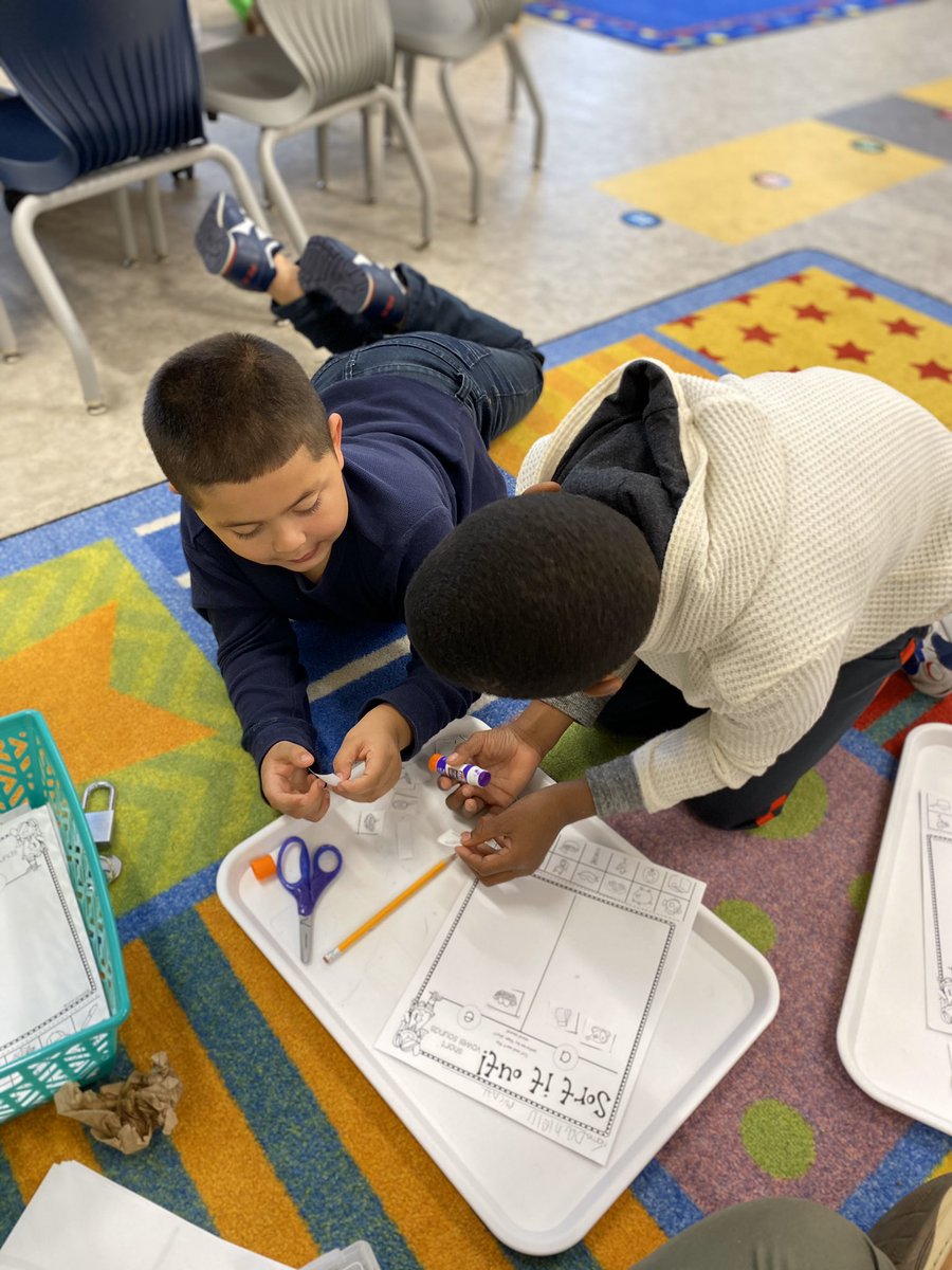 FerdinandTDayES's tweet photo. Isn’t this adorable🥰 Fifth Graders helping Kindergarteners with their letters & sounds! What a great helpers!❤️💫 #LINKClub #Tutoring #TeamFerdinand #FTDisThankful https://t.co/Qf15btbwCt