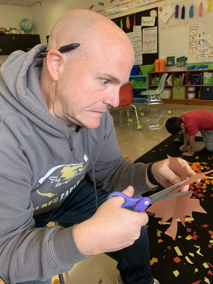 hannahrcarter's tweet photo. When you ask @wdalexander1 to help with craft time... thanks for being the best. #SparkEd #crafts #firstisbest https://t.co/4XsG0bzfNm