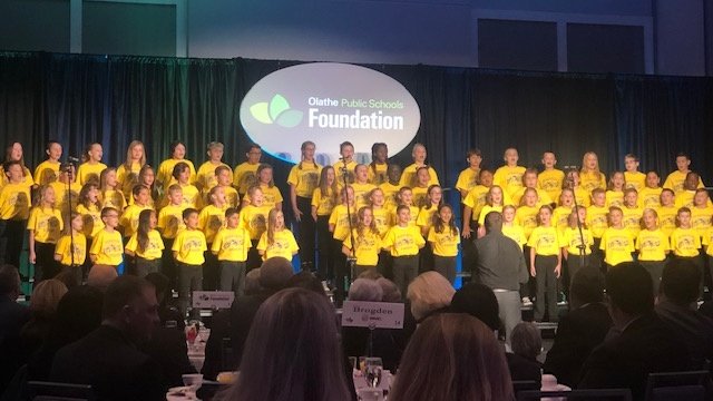 The Sunnyside Singers represented our school, our district, our music department, and our community so well at the @OPSF233 Autumn Breakfast this morning! 🌞🎶🎵🎶 @olatheschools @ssyellowjackets  #sunnysideshining #elmused