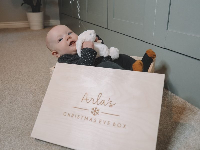 Hey, I’m just hanging out in my Christmas Eve box from <a href="/DustandThings/">Dust and Things | Unique Personalised Gifts</a> 🙋🏼‍♀️☃️❄️ It’s time to get ready for Christmas - YAY!

Shop here: hannahswancott.co.uk/2019/10/31/the…