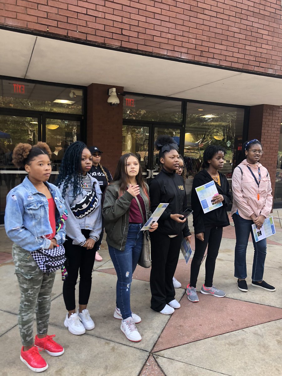 ItsMrsJohnson30's tweet photo. College tour @MemorialMS https://t.co/8iQjZKDOox