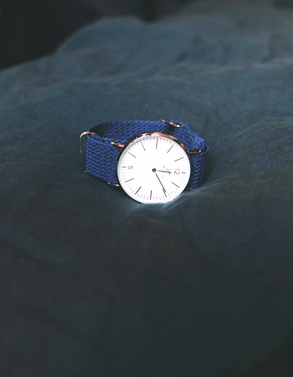 SUR UN ECRIN DE VELOURS // Elégante montre sur poignet stylé. C’est signé Ted Berslay.
>laboxhomme.com #laboxhomme