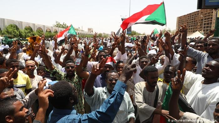En Sudán no todo es rosas tampoco. Es un país muy pobre aún para la región. Y desde el año pasado vive su propia "primavera árabe". Donde el pueblo pidió la renuncia de Omar Al-Bashir (presidente desde 1989 hasta este año) y la cúpula militar.