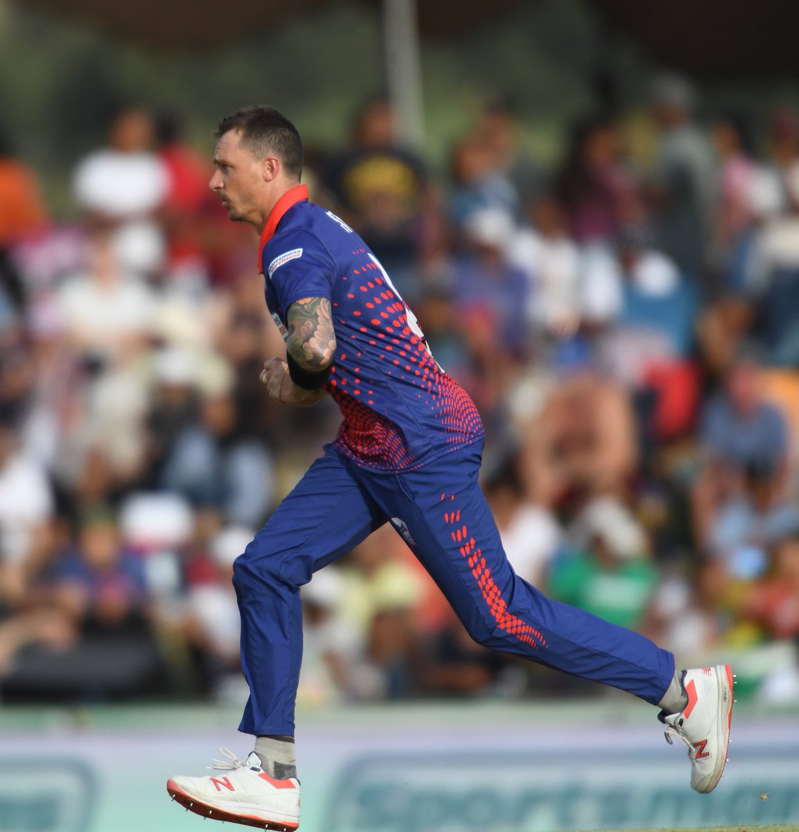 WP_Blitz's tweet photo. ⚡️GET IN THERE DALE STEYN!
👀 Chris Gayle back in the hut! Vernon Philander takes the catch!
⭐️Jozi Stars 32/1 after 3.3 overs
#CTBlitz⚡️ #MSLT20 #JSvCTB #DalaWhatYouMust #BlitzBrigade https://t.co/NN79VSLWZF