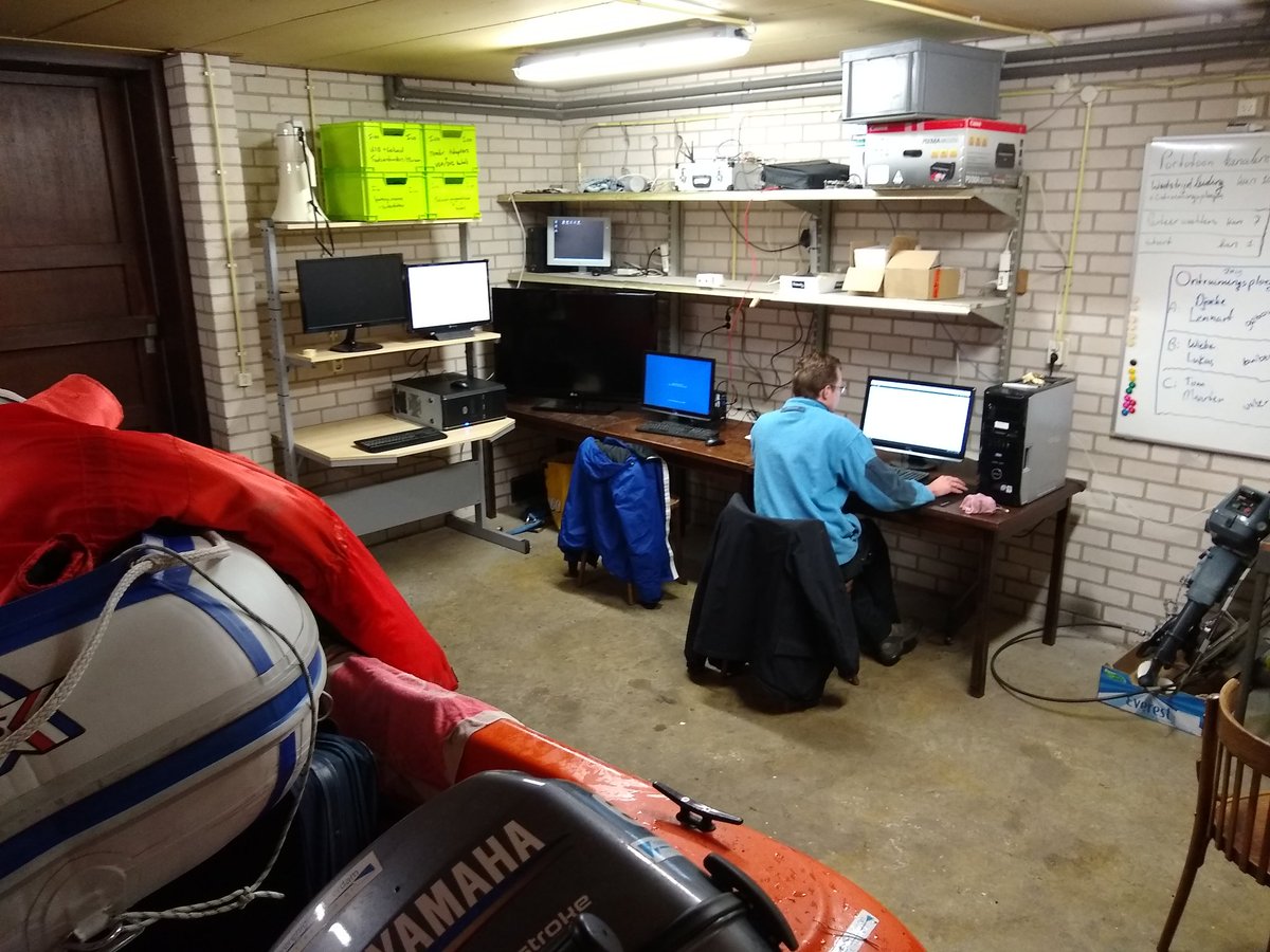 Een kijkje in het zenuwcentrum van de @lingebokaal, klaar voor morgen! @rvleerdam @Roeibond