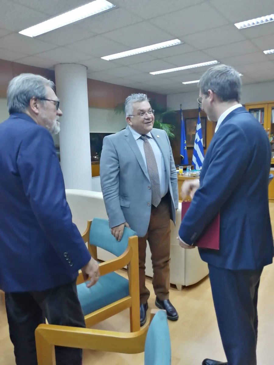 PLinGreece's tweet photo. Już w przyszłym roku akademickim na Uniwersytecie Arystotelesa w Salonikach rozpocznie się nauczanie języka polskiego🇵🇱! Dziś rektorzy UAM z Poznania oraz Uniwersytetu w Salonikach wspólnie z Ambasadą podpisali porozumienie w tej sprawie #polishiseasy https://t.co/u5wJmF2FW7