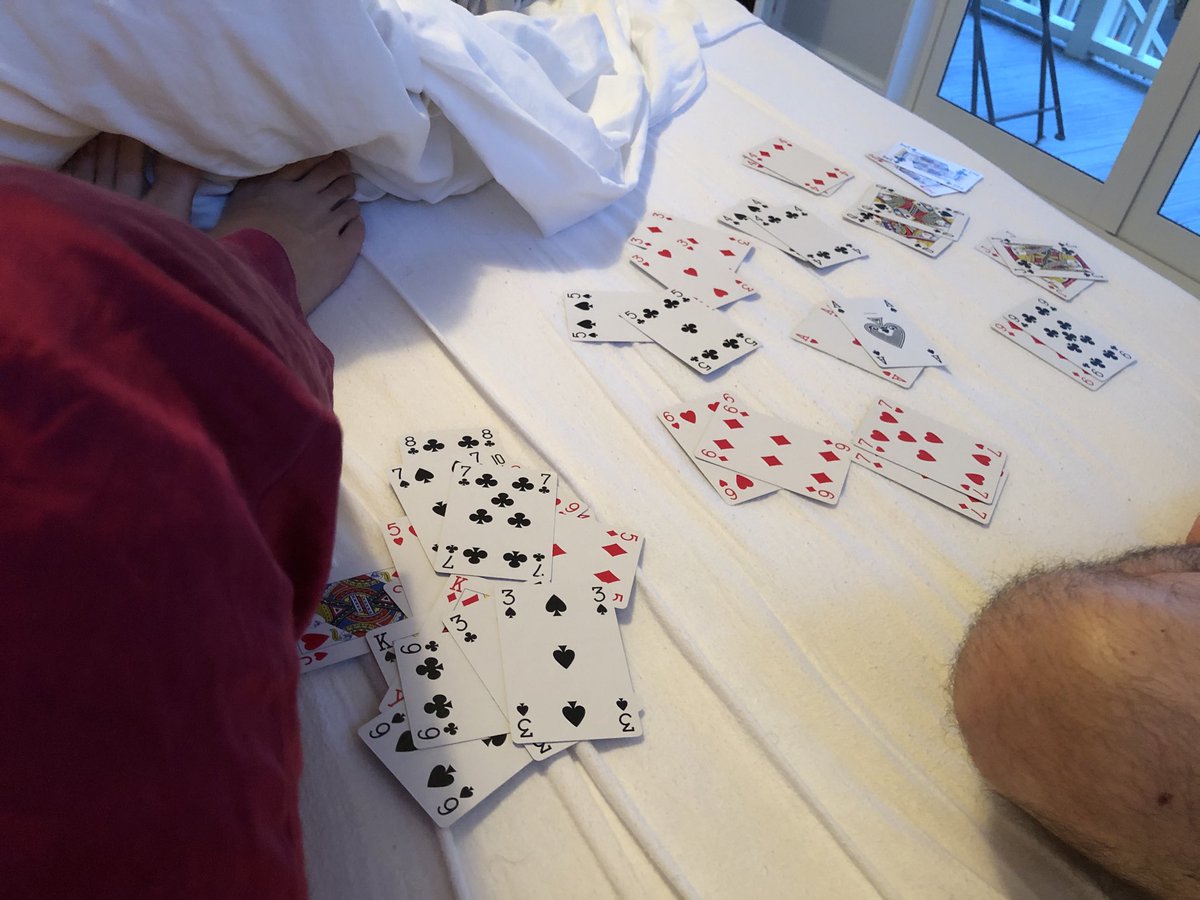 国際結婚のらぶ先生 ベッド でトランプ 寝る前には いつも読書時間 私が休まないから 旦那さんが たまには 休むの って トランプ 持ってきた 働きスギって感覚無いから 助かってます 笑 旦那大好き 国際カップル 国際