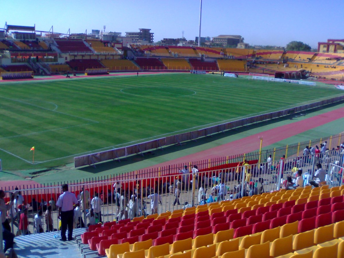 El estadio del Al-Merreikh tiene capacidad para 45 mil personas. También un magnate es dueño del club. Ya contaré algunas excentricidades que esto produce. Por el momento, disfrutemos la vista (?).