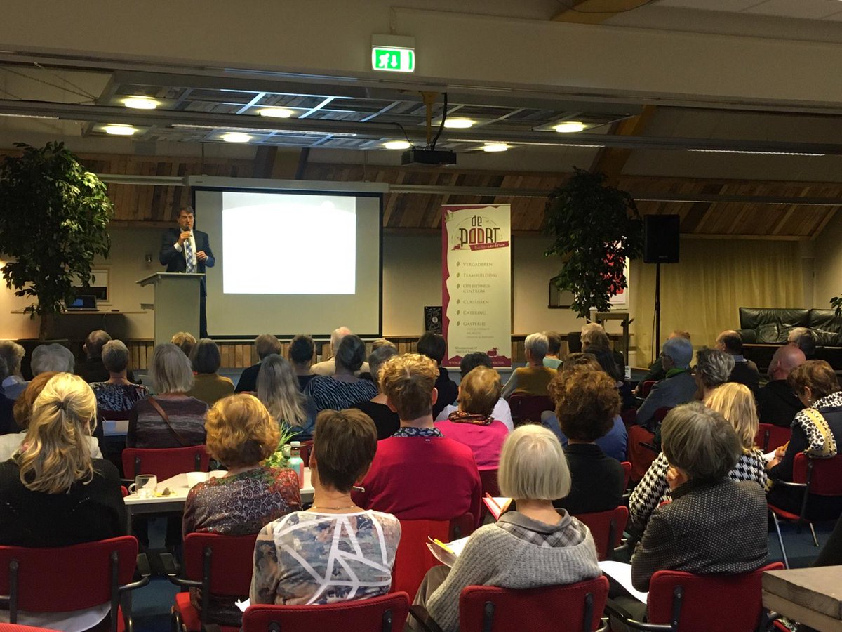 MarijkeHols's tweet photo. De vrijwilligersdag @Lezenschrijven in Drenthe start met een inspirerende lezing over taal door burgemeester @evoosterhout. Spelling is niet (zo) belangrijk, het gaat om de inhoud. 'Burgermeester' #ikrekenhetgoed https://t.co/QlztCWpaez