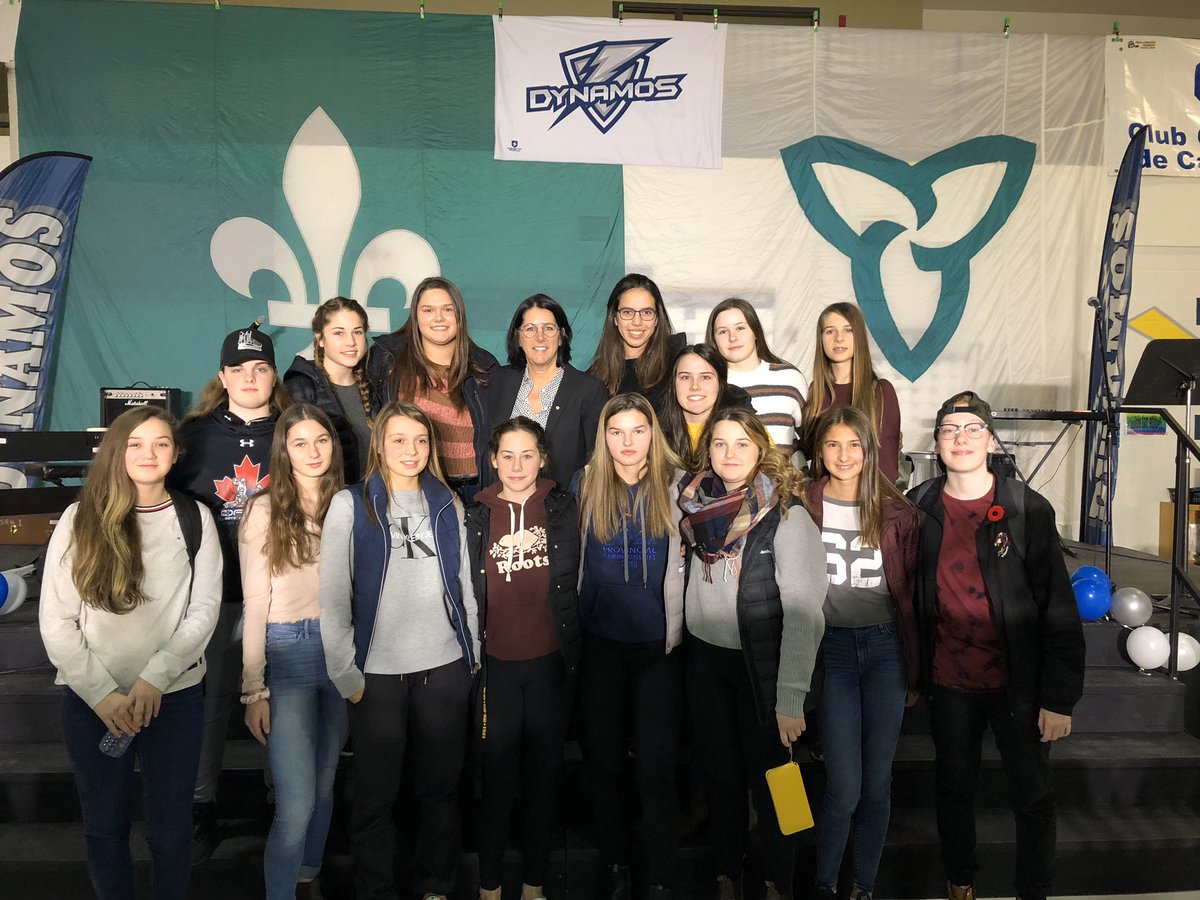 ESCTHERIAULT's tweet image. L’équipe de hockey filles ESCT avec la conférencière Danièle Sauvageau.  Elle était entraineur chef de l’équipe de hockey canadienne qui gagna la première médaille d’or aux Jeux olympiques de Salt Lake City.  #ÉSCT @CSCDGR