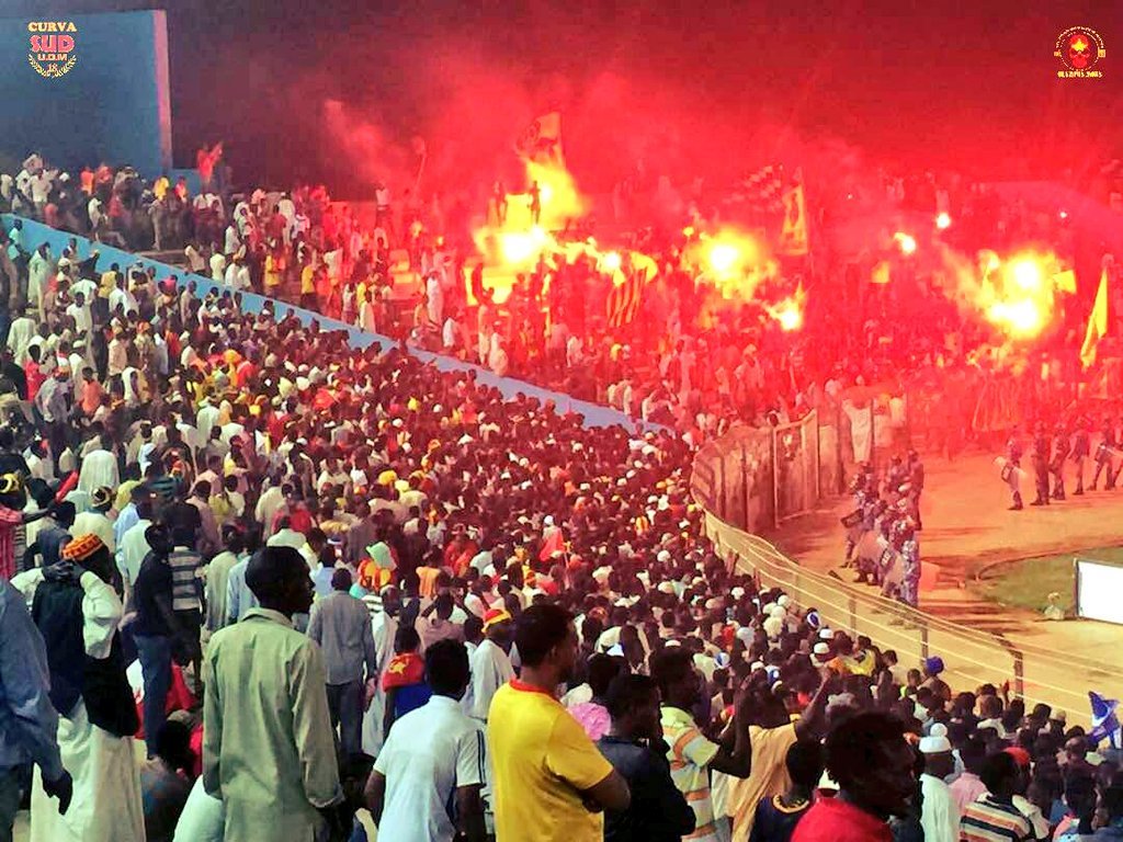 Los partidos entre ellos suelen ser muy peleados y aguerridos, y jugar de visitante en Sudán contra alguno de los dos siempre es jodido. Te hacen pesar la localía. Siempre llenan la cancha y el ambiente es brutal.