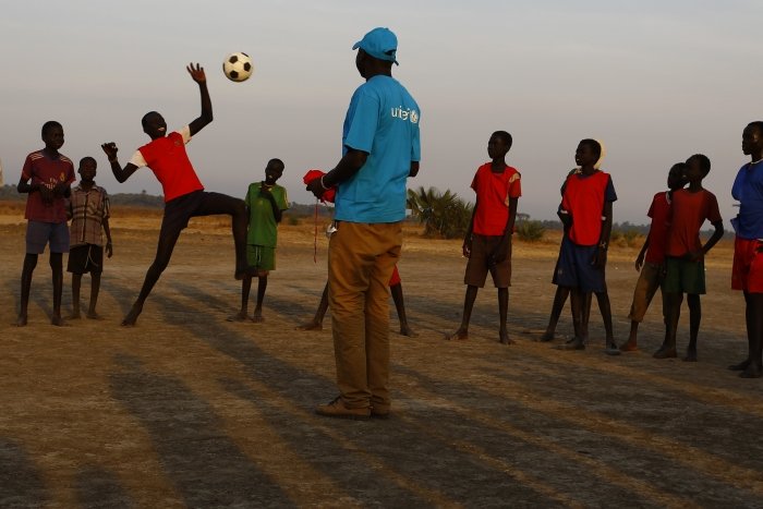 Por último, UNICEF está intentando usar el fútbol como contención social entre los jóvenes. Por eso está financiando varias academias a lo largo de Sudán del Sur ya que los clubes no tienen inferiores.