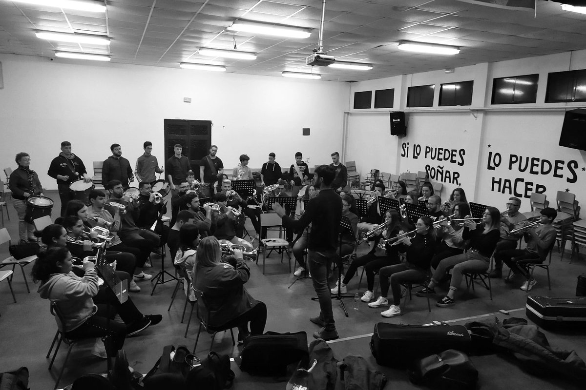 BCigarralejo's tweet photo. 🌟 Es tiempo de Navidad... "Si lo puedes soñar, lo puedes hacer". 🌟
⠀
🎼 Ayer en el ensayo conjunto semanal con @losazulesCCTT

#concert #christmas #music #magic #dreams #IIIConciertoDeNavidad https://t.co/VGWK1dRaZc