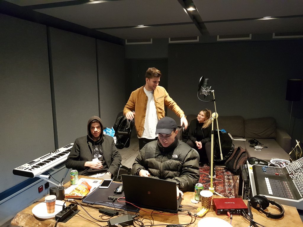 Working like there is no tomorrow, this is what the gents from @boye_sigvardt love doing! Here you see them in action with @handedmusic and <a href="/lindakiraly/">linda kiraly</a> creating magic!

#recplay #bmg #bellwether #writingcamp #wisseloord #boyeandsigvardt #lindakiraly #handed
