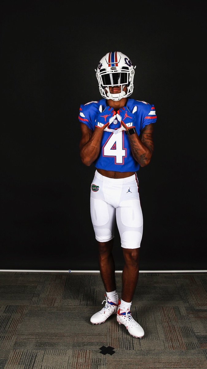 At this point, fans wanted each side of the white helmet to match. And as recruits began visiting Florida, many chose the white helmet for their photoshoot, and revealed the new-look white helmet;On July 28, 2018, it was confirmed script Gators would appear on both sides.
