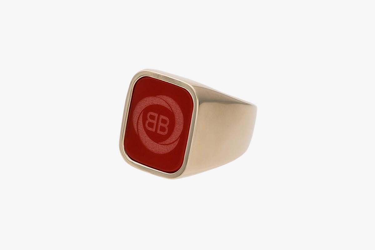 highsnobiety's tweet image. Up your accessory game with the best fashion house jewelry:  

bit.ly/2NwCeM5