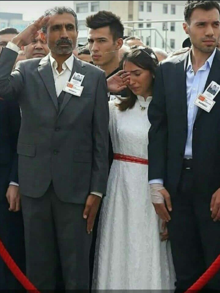 Düğünü mahşere kalan Şehitlerim var benim.
Gelinliği kefene dönen gelinlerim var benim😔 #UzmCvslarVatandır