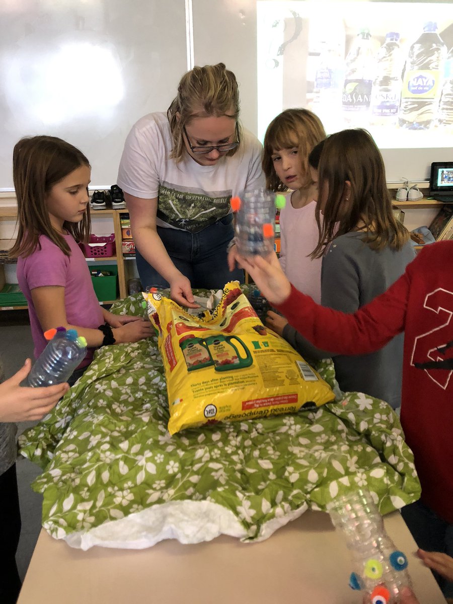 Students had a great time learning about recycling, the environnement and waste. They loved making an herb garden craft in order to re-use single use plastics. A huge thank you to Queen’s bio students for the great lesson! #RecycleAndReuse #studentlearning <a href="/queensu/">Queen's University</a> <a href="/alcdsb_ecth/">Ecole Cath. Kingston</a>