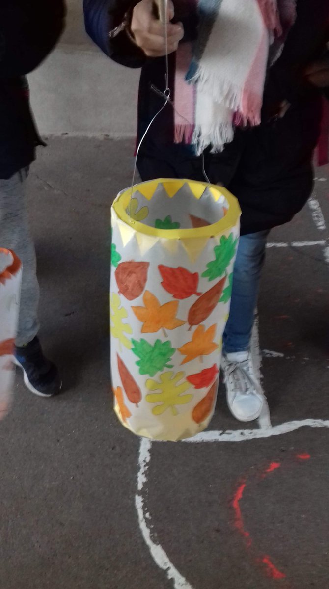 Lanternes réalisées par les élèves de la classe de CM1/CM2 de Sommedieue après la découverte de la tradition allemande de la Saint-Martin. Bravo Kinder!🇩🇪
#saintmartin #11novembre #interdisciplinarité 
<a href="/gerin_valerie/">Gérin Valérie</a> <a href="/PinchardRegine/">Régine Pinchard</a> @ChantalSlinkman
