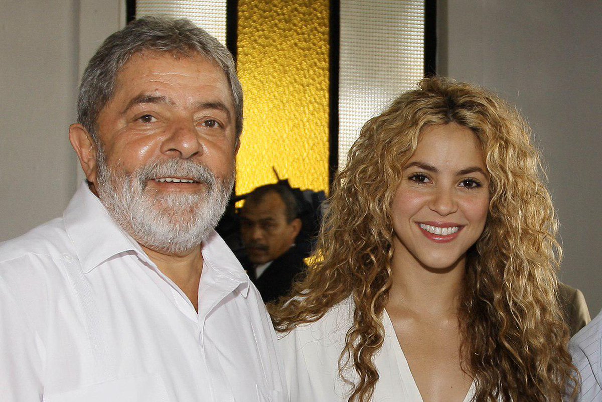 httpsh4kira's tweet photo. A cantora Shakira já está nas dependências da superintendência da PF, onde irá acompanhar a soltura do presidente Lula. 
Shakira também já está ensaiando o seu show para a grande cerimônia.
#LulaLivreAgora https://t.co/n0YUmoSuHa