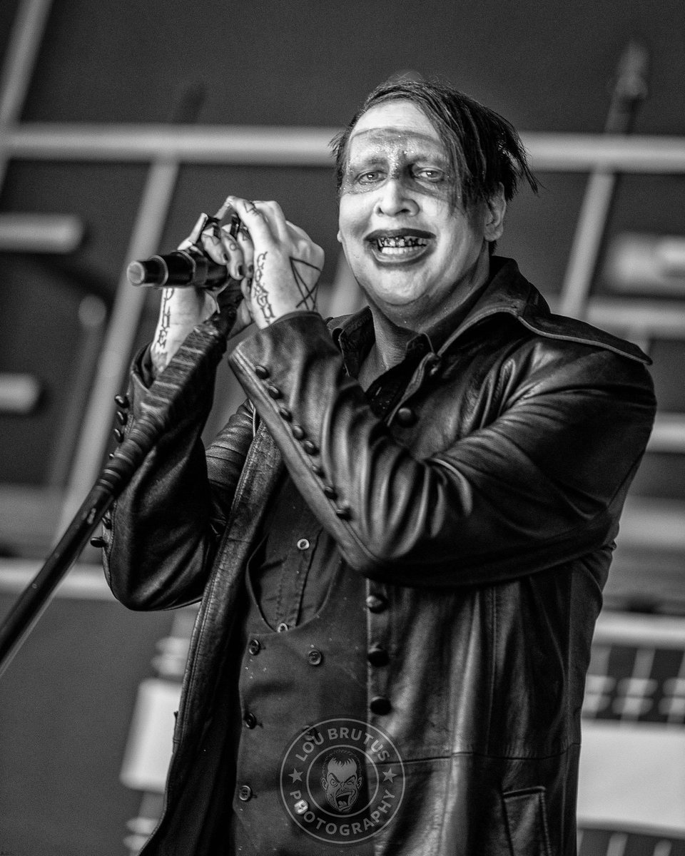 Find someone who looks at you the way that Marilyn Manson is looking at you in this picture. #MarilynManson