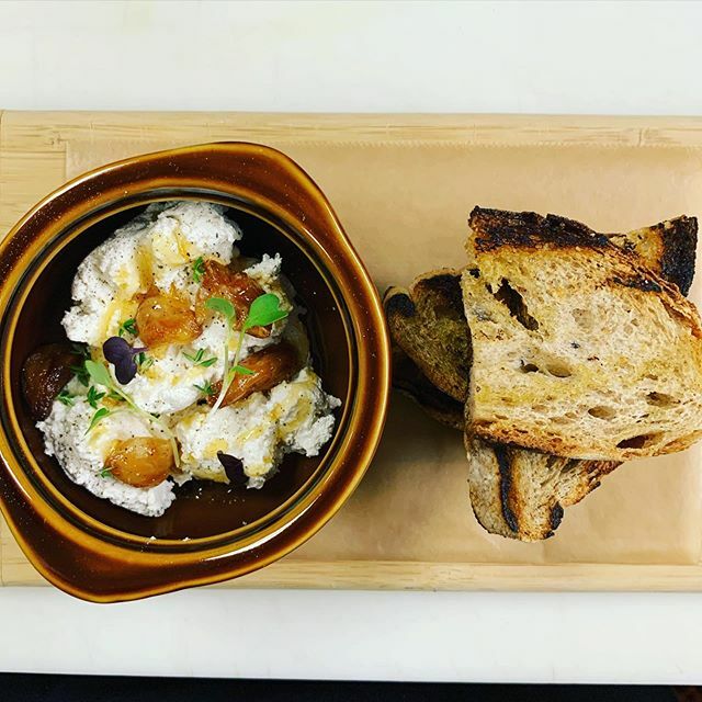 WhippoorwillCC's tweet photo. Whipped Buffalo Ricotta Cheese, Raw Honey, Roasted Garlic, Thyme, Charred Orwashers Wine Toast #orwashers #ricotta #foodie #whippoorwillclub https://t.co/e1PivFGMgn https://t.co/oT8kYMPofy