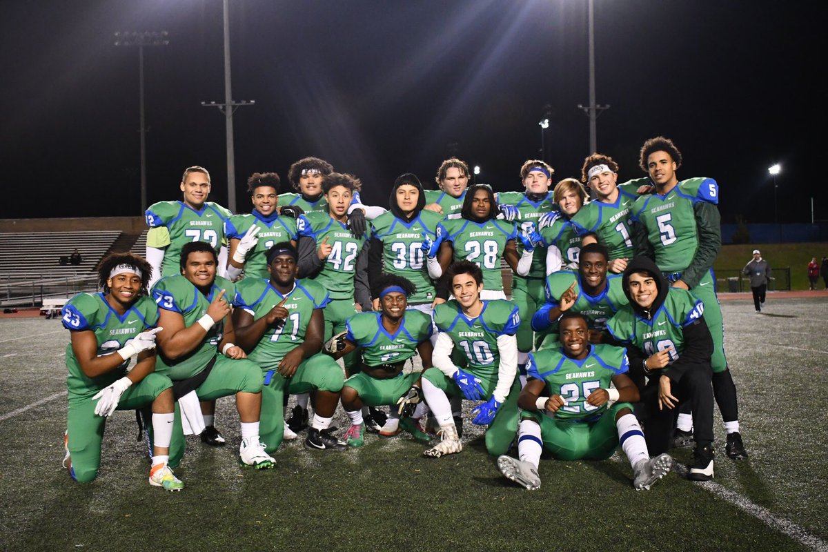 rei_linam's tweet image. Before tonight’s football game against Herndon, the Seahawk Football and Varsity Cheer teams recognized their Seniors. Congrats to them all, and thank you to coaches, parents, and administrators for giving the community weekly entertainment.
@SeahawkSports
@SeahawkBoosters