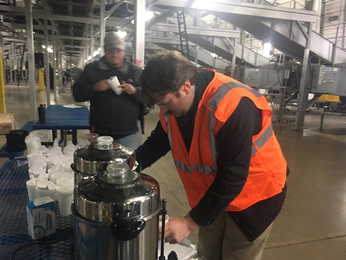 RScott312's tweet photo. Had SO much fun greeting employees today with hot cocoa! 😻☕️ #daysortshenanigans #LionPride #ups #lovemyjob #FridayFeeling #safetyneverstops @RedRiverUPSers @day_lions @BobbyJFleming2 https://t.co/hezRHCrTCb