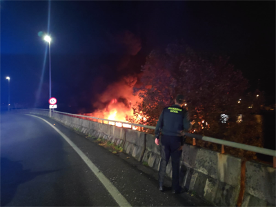 guardiacivilPon's tweet photo. Guardia Civil colabora con Policía Nacional y Policía Local en el operativo de extinción de incendio que afecta al astillero de Placeres, Lourizán. Se realizan cortes de tráfico en la carretera PO-11 y PO-12 y desvíos alternativos por la PO-546 con destino Pontevedra-Marín. https://t.co/vCrQMBKRuo