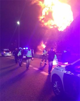 guardiacivilPon's tweet photo. Guardia Civil colabora con Policía Nacional y Policía Local en el operativo de extinción de incendio que afecta al astillero de Placeres, Lourizán. Se realizan cortes de tráfico en la carretera PO-11 y PO-12 y desvíos alternativos por la PO-546 con destino Pontevedra-Marín. https://t.co/vCrQMBKRuo