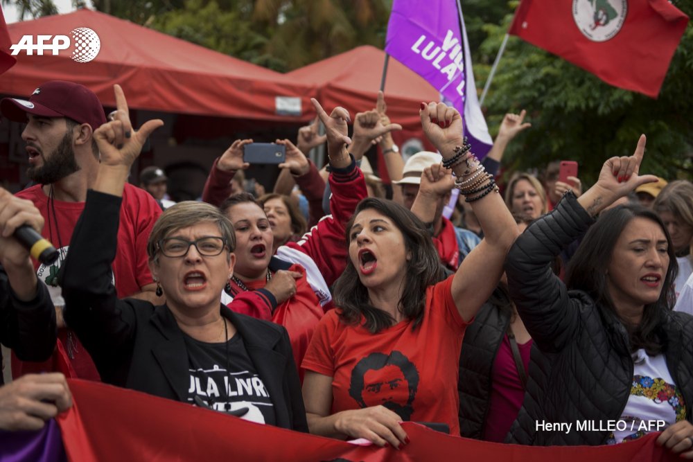 afpfr's tweet photo. Brésil : la justice autorise la libération de #Lula. Un juge brésilien autorise aujourd'hui la sortie de prison de l'ex-président, après un arrêt rendu la veille par la Cour suprême, selon l'ordre consulté par l'#AFP https://t.co/CFMMzFsCZS
