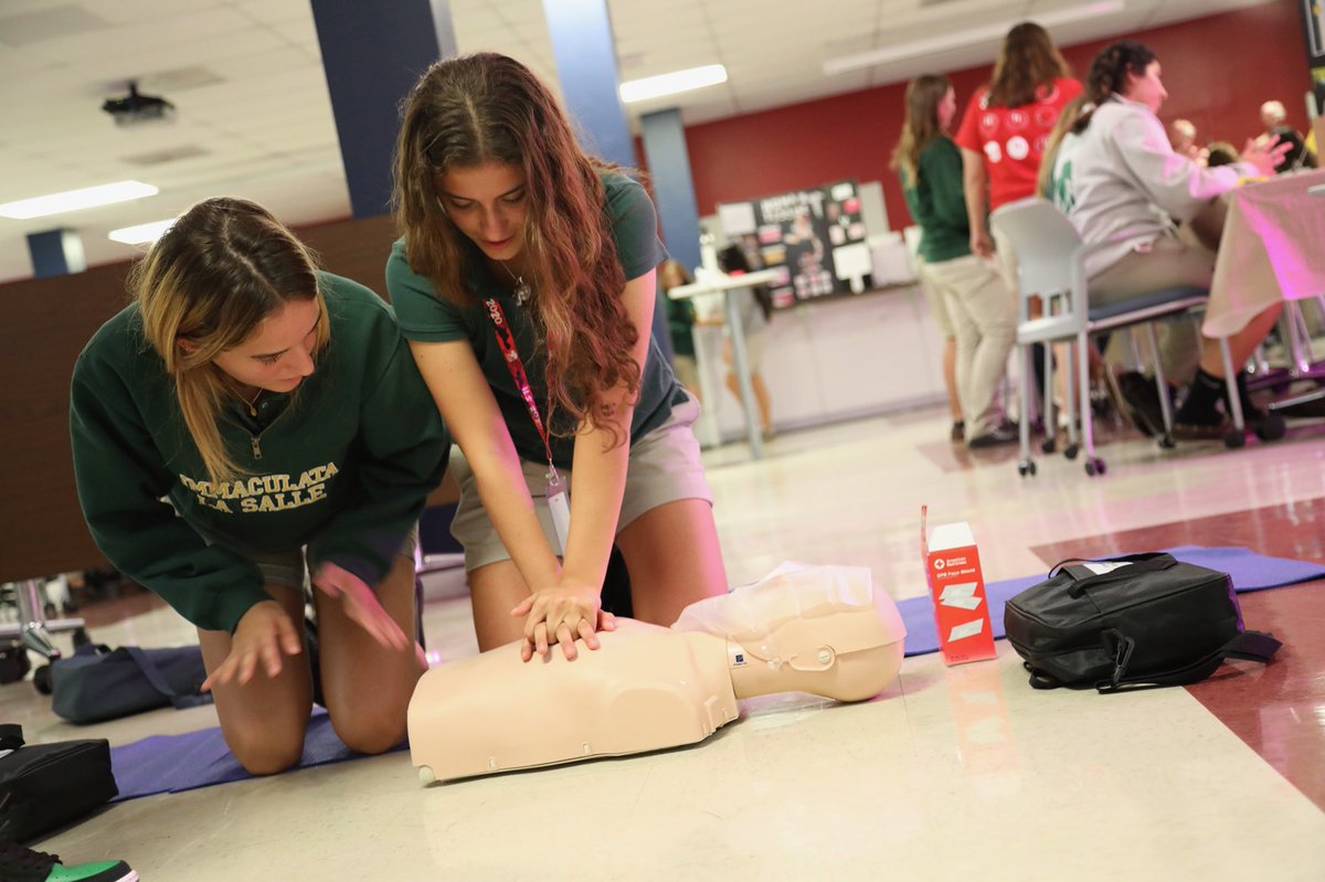 ILS National Steam Day! Our students had a chance to check out the different STEAM programs in an interactive playground. Activities in these sessions included, practicing proper CPR procedures, calming a crying baby, building a robot and so much more! #appledistinguishedschools