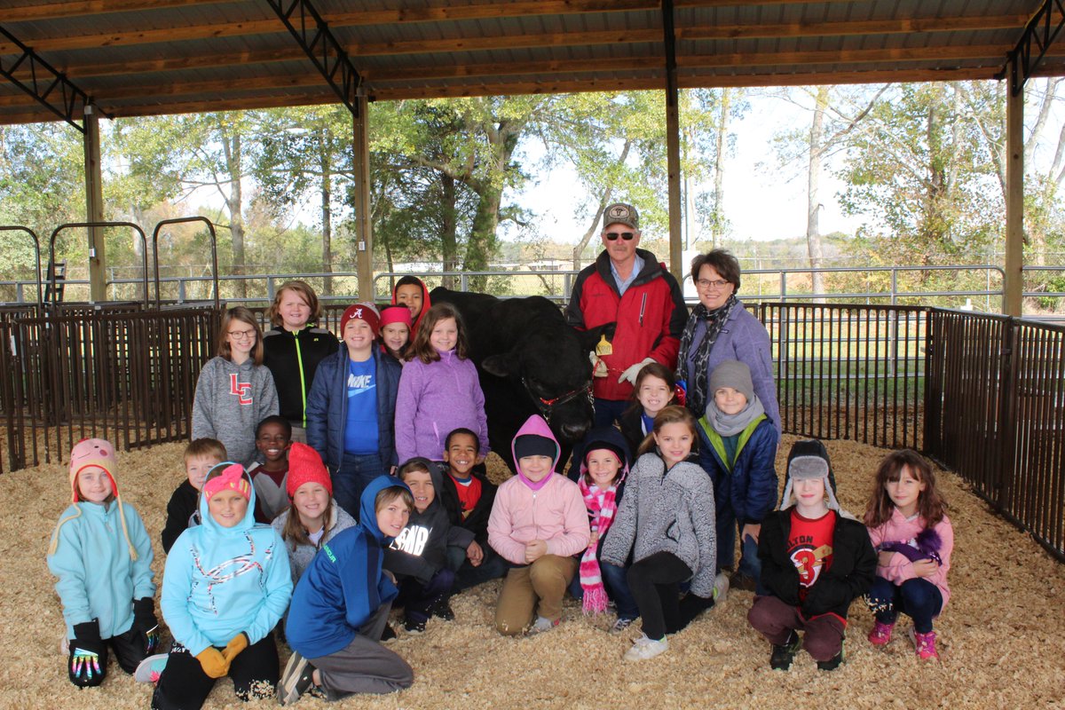 LCSMoves's tweet photo. #LCSMoves Pizza Farm field trip. 3rd graders loved exploring commodities and agriculture from Lawrence County! 🌾🐄#OurCountyOurFuture @MoultonElem @ACESedu @drsala2010 https://t.co/ejUioE8Yg5