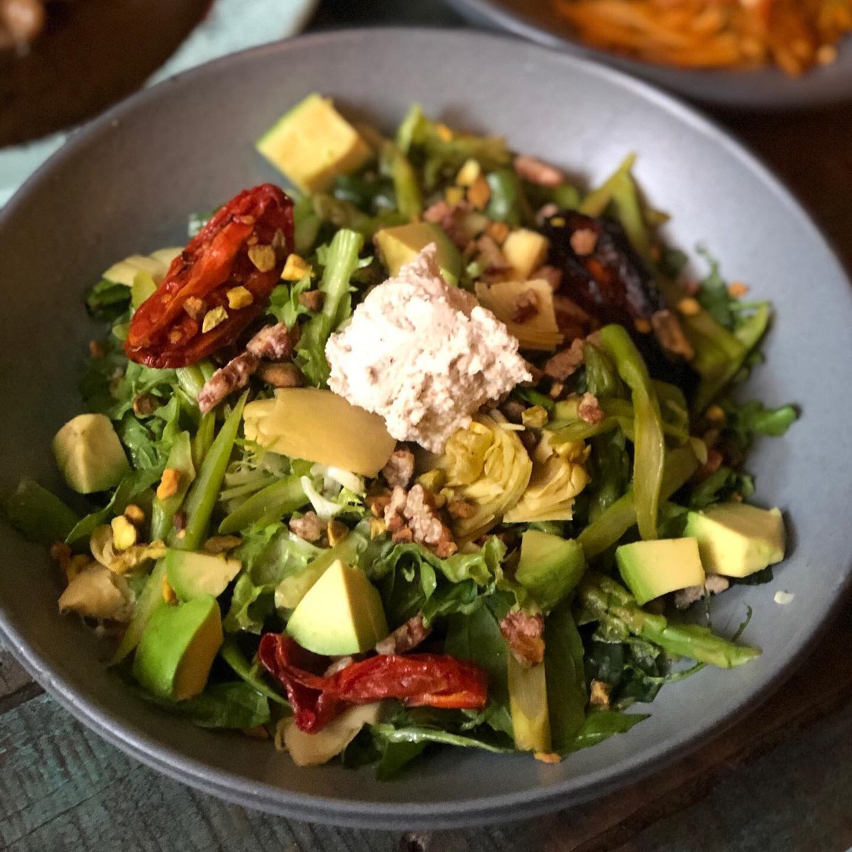 ¿Ya probaste nuestra ensalada Forever? Ensalada de espinaca, espárragos, tomate al horno, corazones de alcachofa, “queso”  cenizo, pistaches y aderezo Dijon 
#forevervegano Guanajuato 54, Roma y Alejandro Dumas 16, Polanco #mexicovegan #mexicocityvegan 🌱