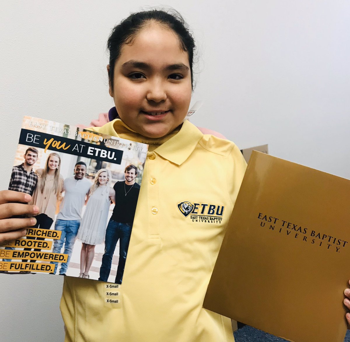 AustinTylerISD's tweet image. This young lady also wrote an essay about her DESIRE TO GO TO UT Tyler and she also won this college garb!!!  Garb was provided Mr. Rolling. Way to go
@BHolland1908
#AccessEquityOpportunity
#ThisisAVIDElementary @UTTyler 
@CCM_TISD  @tylerisd #FW2